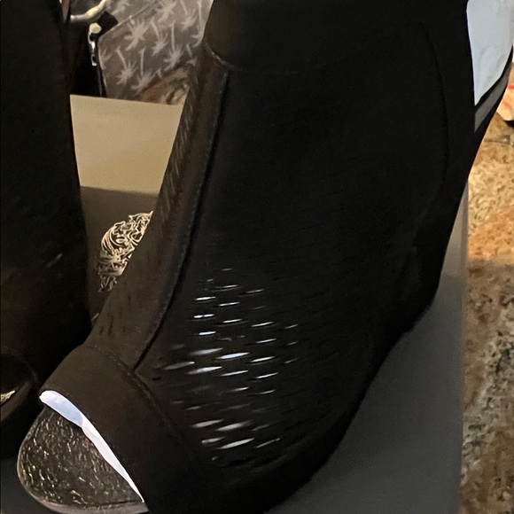 Vince Camuto Black Peep-Toe Wedges NIB 8 - Picture 6 of 7